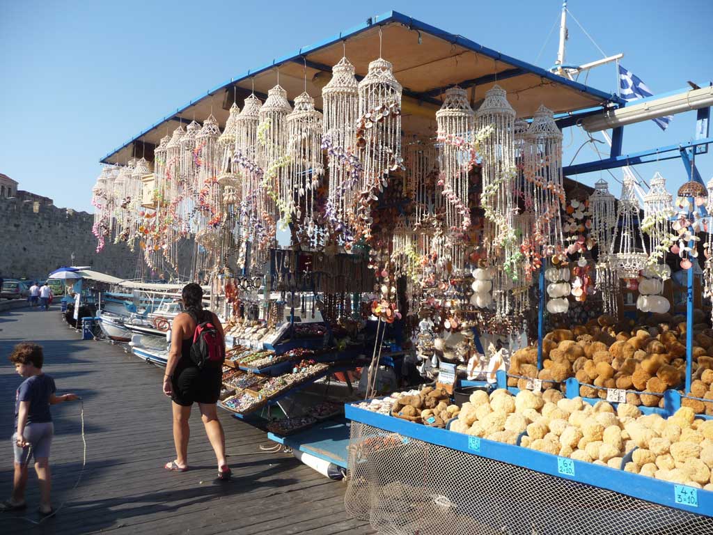 Плавучая лавка сувениров из даров моря на острове Родос