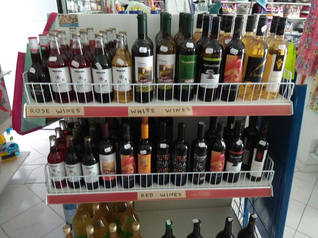 Местное вино в магазине на острове Родос