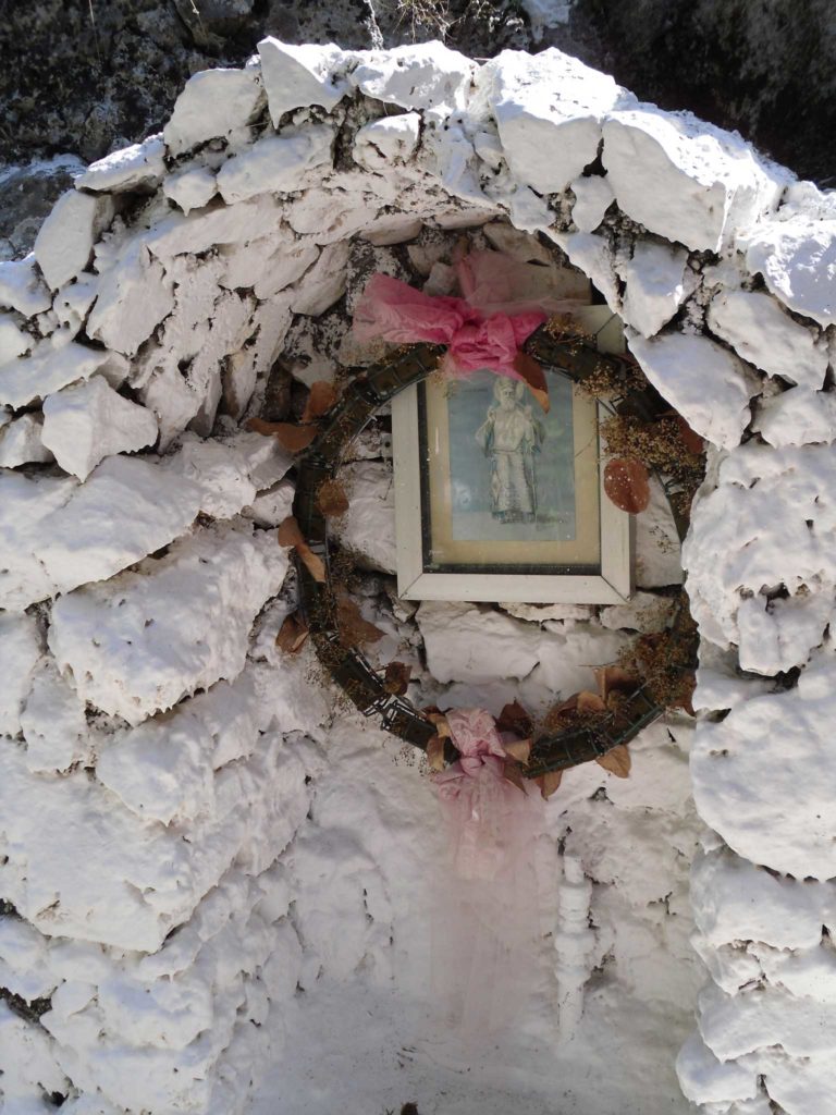Икона во дворе монастыря Святого Нектария на острове Родос
