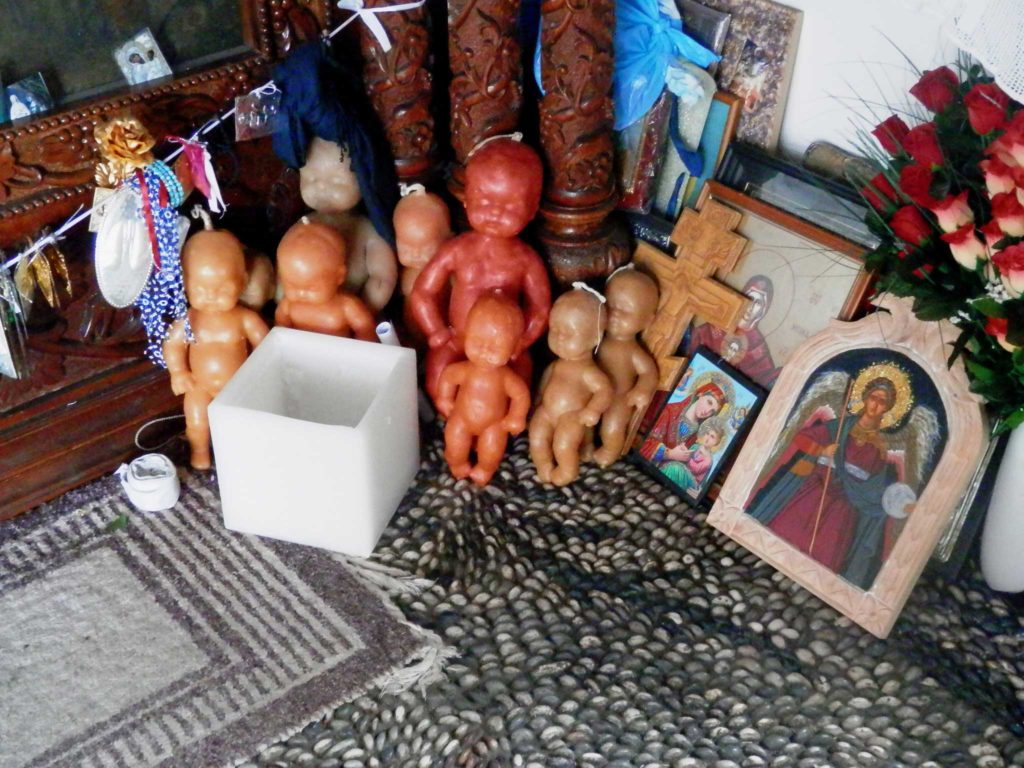 Свечи в форме младенцев в монастыре Цамбика на острове Родос