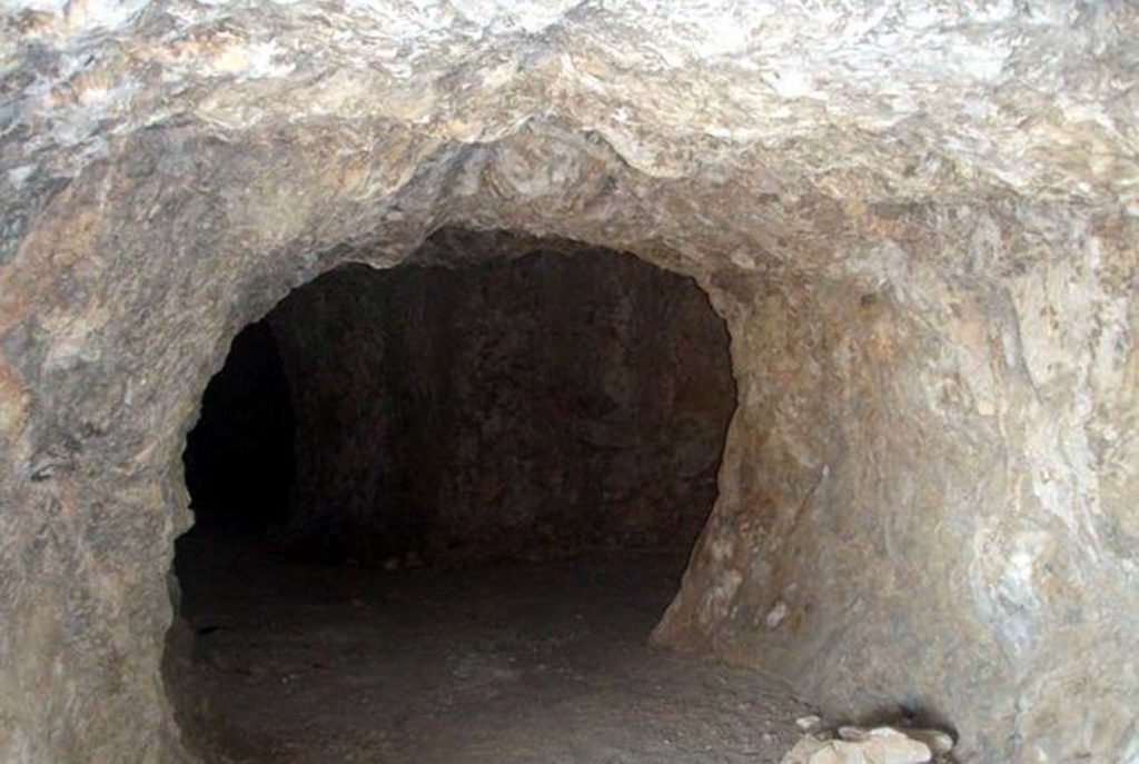 Пещера проходящая насквозь под замком